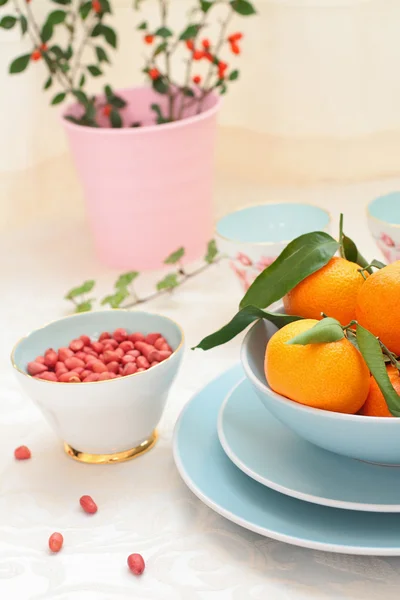 成熟的柑橘和红皮 pinuts — 图库照片