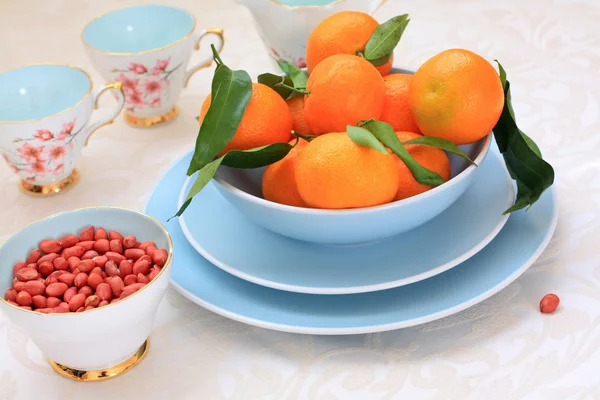 成熟的柑橘和红皮 pinuts — 图库照片