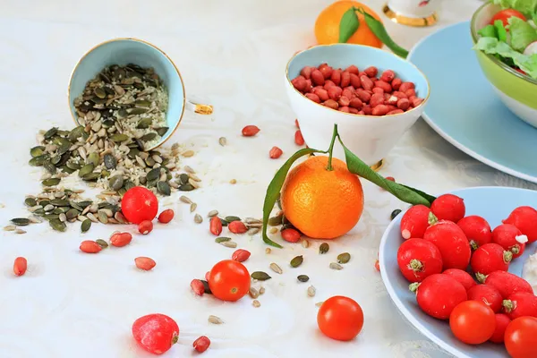 Reife Clementinen auf dem blauen, pastellfarbenen Teller — Stockfoto