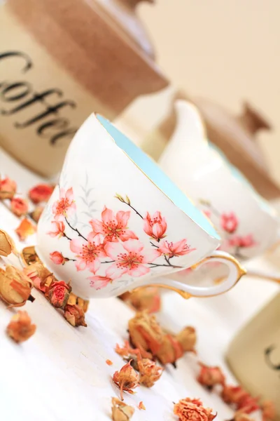 Ρομαντικό τσάι/καφές ρύθμιση στο τραπέζι — Φωτογραφία Αρχείου