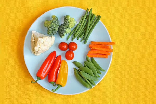 파란색 접시에 밝고, 신선한 야채 — 스톡 사진