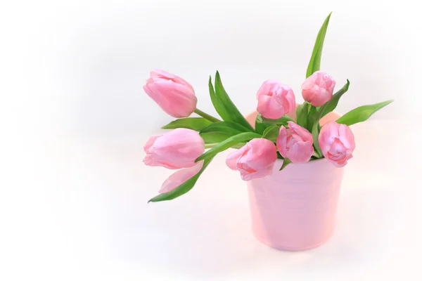 Hermosos tulipanes rosados en el jarrón — Foto de Stock