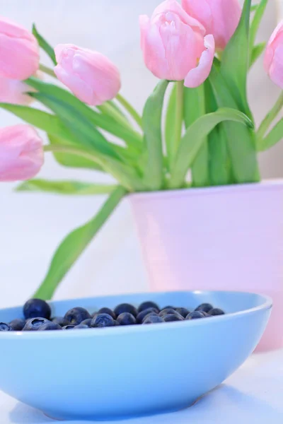 Schöne rosa Tulpen und Blaubeeren — Stockfoto