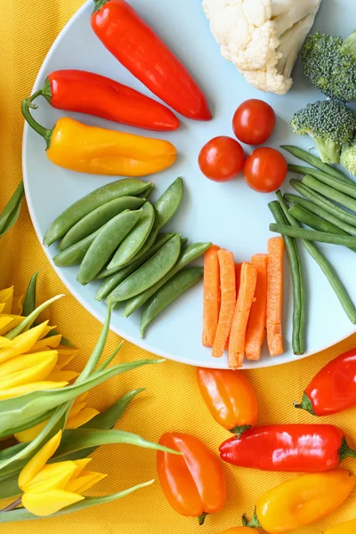 Verduras frescas sobre una mesa colorida — Foto de Stock