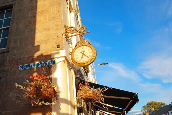 Velho relógio nas ruas de St Andrews, Escócia — Fotografia de Stock