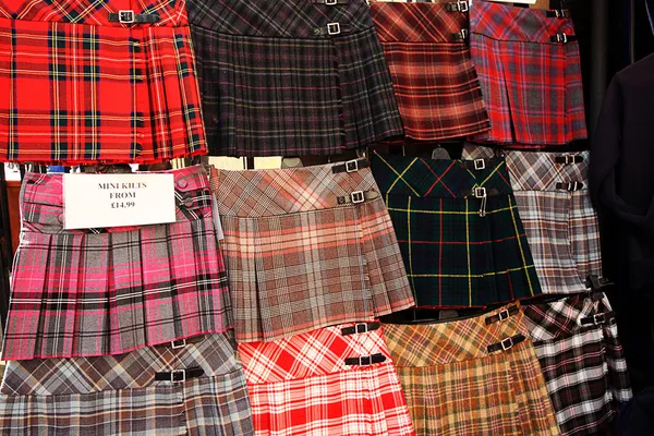 Schotse kilts tentoongesteld buiten de winkel — Stockfoto