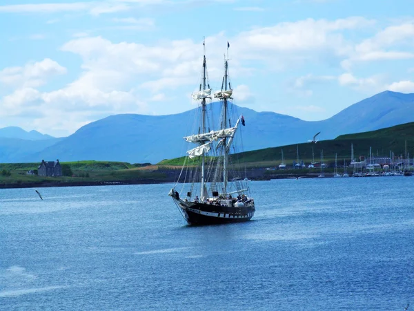 Bela vista com um navio em Oban — Fotografia de Stock