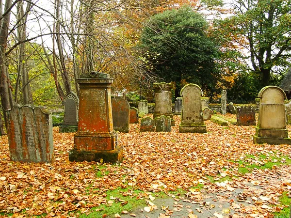 Mooie herfst in het kerkhof — Stockfoto