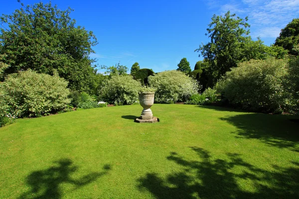 Viejo jardín de verano — Foto de Stock