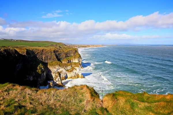 Ierse kust in het voorjaar — Stockfoto