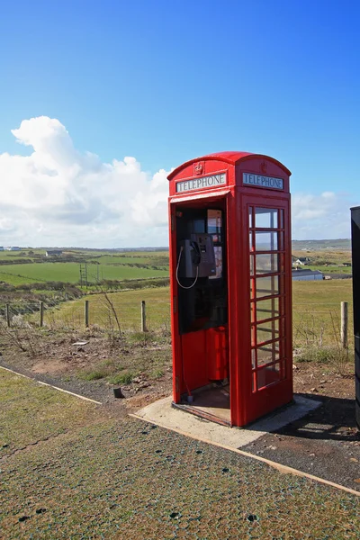 Velha caixa de telefone vermelho britânico nos campos — Fotografia de Stock