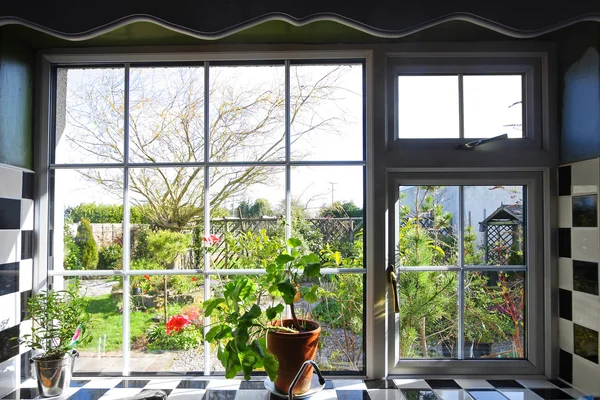 Janela de cozinha com vista para o jardim — Fotografia de Stock