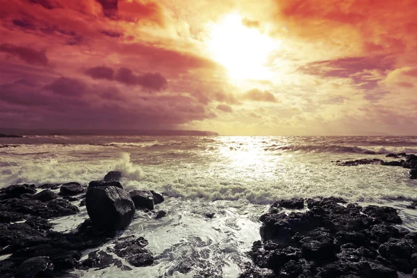 Hermoso mar dramático y el cielo — Foto de Stock