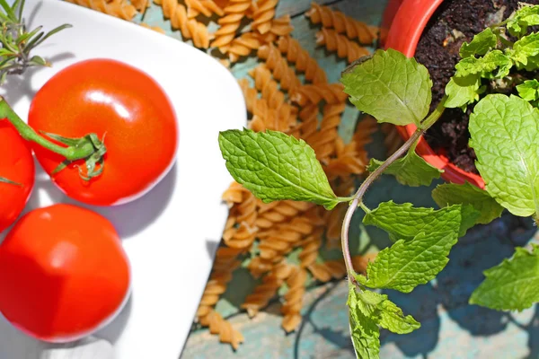 Alimentos saudáveis, massas e tomates — Fotografia de Stock