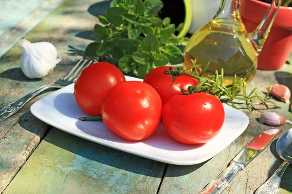 Alimentos saudáveis, ervas, alho e tomate — Fotografia de Stock