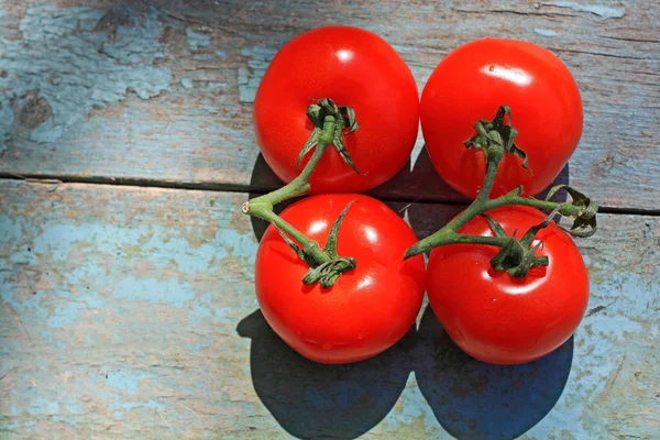 Tomates maduros sobre una rústica mesa vieja —  Fotos de Stock