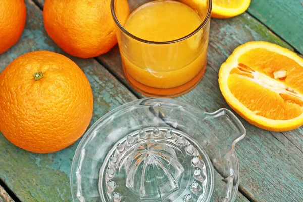 Herstellung von frischem Orangensaft — Stockfoto