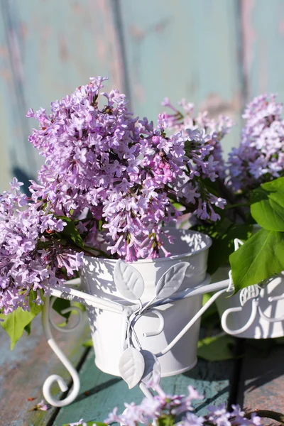 Schöner, weicher Flieder in einer weißen Vase — Stockfoto