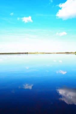 Güzel göl ve gökyüzü yansıma