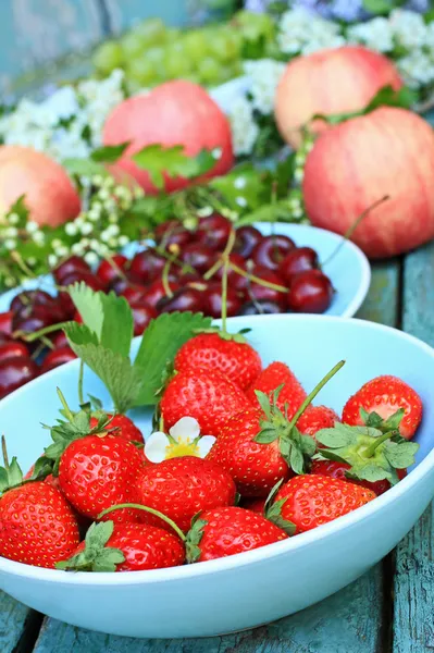 Fragole fresche, ciliegie e mele — Foto Stock