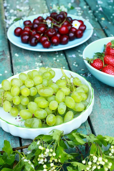 Frische Trauben, Charries und Erdbeeren — Stockfoto