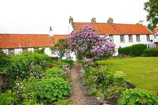 Oude huis en beauitufl tuin — Stockfoto