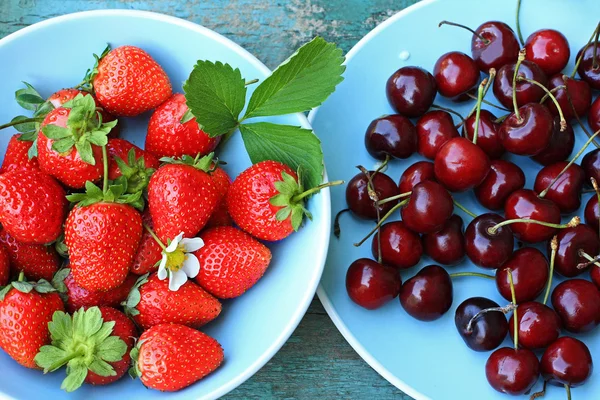 Färska strawbarries och körsbär — Stockfoto