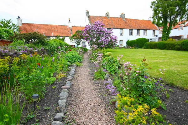 Старий будинок і садова красуня — стокове фото