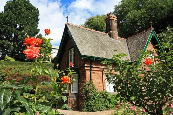 Pequena casa com rosas — Fotografia de Stock