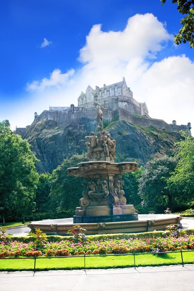 Fontaine Ross et château d'Édimbourg en Écosse — Photo