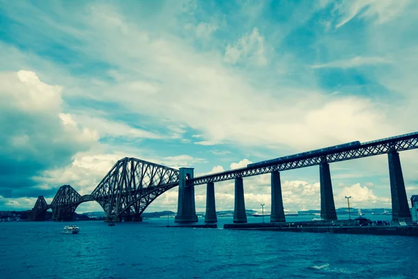Четвёртый железнодорожный мост под Эдинбургом , — стоковое фото