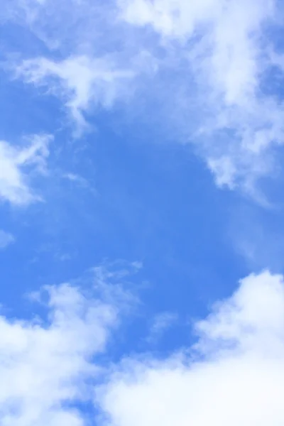 Cielo azul con fondo de nubes blancas — Foto de Stock