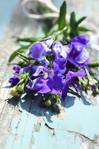 Mooie lobelia bloemen op de oude rustieke houten tafel — Stockfoto