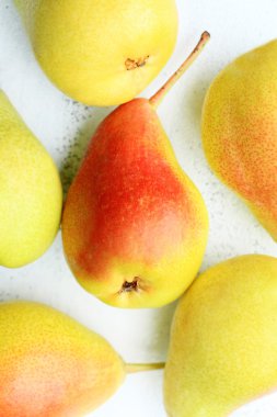 Beyaz masa üzerinde taze tatlı armut yakın çekim