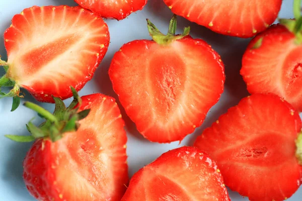 Verse aardbeien in een blauwe kom, close-up — Stockfoto