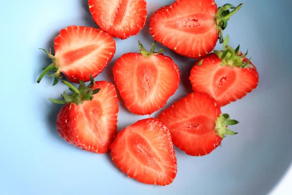 Färska jordgubbar i en blå skål, närbild — Stockfoto