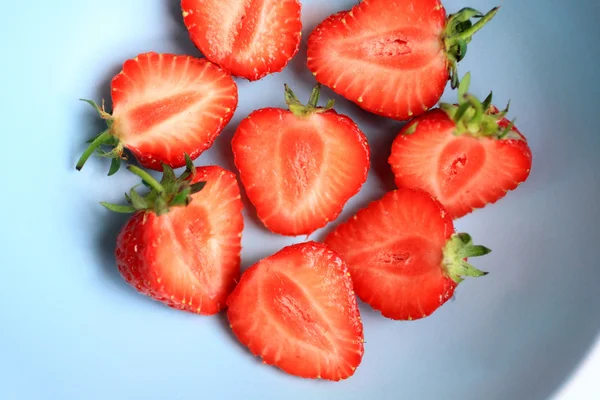 Fragole fresche in una ciotola blu, da vicino — Foto Stock