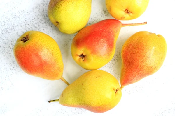 Frescas peras preciosas en la mesa blanca de cerca — Foto de Stock