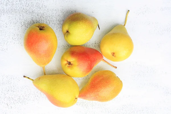 Frescas peras preciosas en la mesa blanca de cerca — Foto de Stock