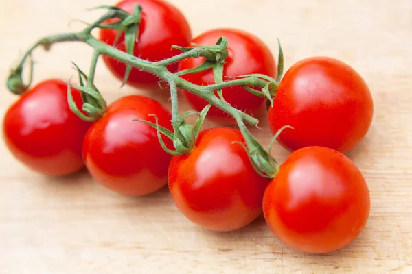 Pomodori ciliegia sul tavolo di legno da vicino — Foto Stock