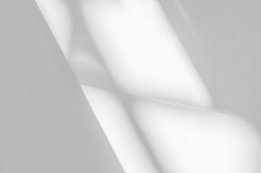 Gri gölge ve açık bulanık arkaplan beyaz duvarda, mimari karanlık gölgeler odada arka planda, tek renk, siyah ve beyaz