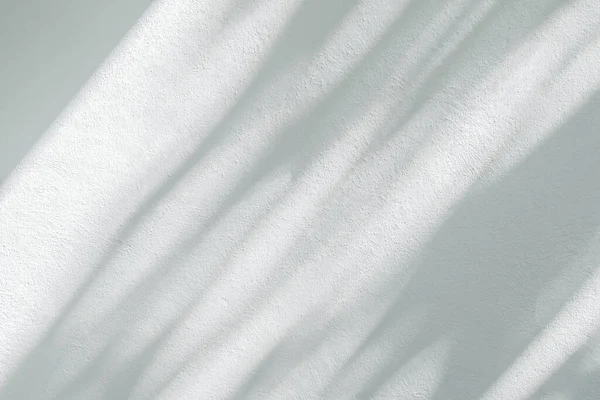 Yaprak soyut arkaplanının ışığı ve gölgesi. Beyaz beton duvar dokusunda doğal gölgeler ve güneş ışığı çapraz kırılması. Yeşillik modellemesi için gölge örtüsü efekti, pankart grafik düzeneği