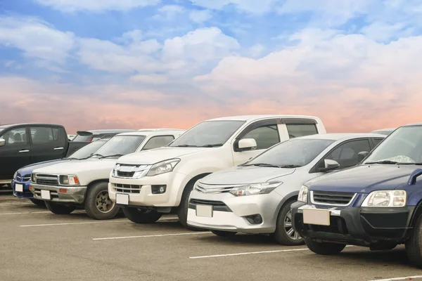 Parking Parkingu Asfaltowym Białą Chmurą Niebieskim Tle Nieba Parking Odkryty — Zdjęcie stockowe