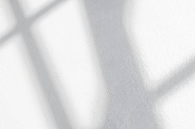 Pencerenin beyaz duvarında gri gölge ve ışık bulanık arkaplan. Mimari çizgiler. Salonun arka planında koyu gölgeler. Monokrom.