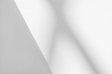 Pencerenin beyaz duvarında gri gölge ve ışık bulanık arkaplan. Mimari çizgiler. Salonun arka planında koyu gölgeler. Monokrom.