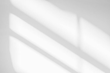 Pencerenin beyaz duvarında gri gölge ve ışık bulanık arkaplan. Mimari çizgiler. Kapalı alanda koyu gölgeler. Arka planda tek renk, siyah ve beyaz.