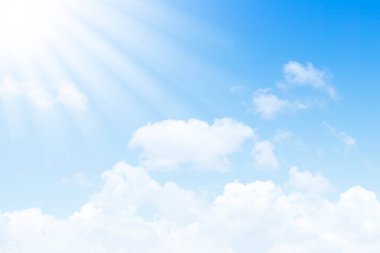 Kabarık beyaz bulutlu gökyüzü. Mavi gökyüzü ve güneş doğası arka plan, yatay