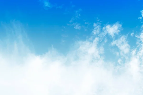 Niebo Puszystą Białą Konsystencją Chmur Błękitne Niebo Natura Tło Horizonta — Zdjęcie stockowe