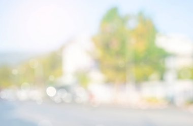 Şehir merkezinde yol, doğa ve ışık ile bulanıklık soyut arka gruplandırma