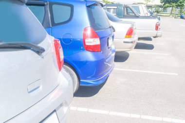 Otoparkta araba parkı. Açık otoparkta park etmiş arabalar, otomobil taşımacılığı işi, seçici odaklanma.